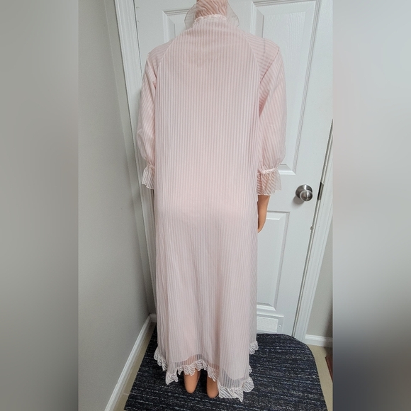 Vintage Cheoette Ruffled Nightgown. - Picture 3 of 13